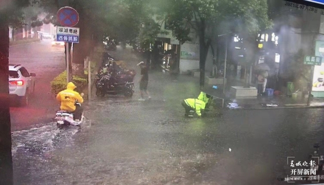 7月28日昆明大雨（春城晚报-开屏新闻记者 刘嘉 摄）