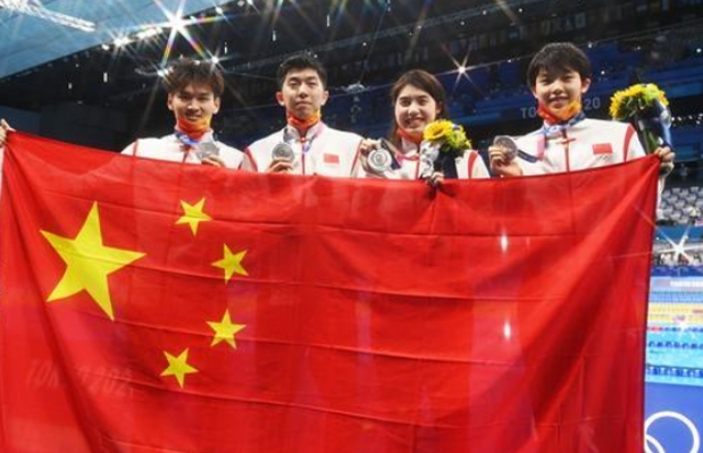 中国队获得游泳男女混合4x100米混合泳接力银牌（新华社记者 杜宇 摄）