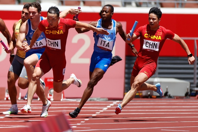8月5日，中国队队员苏炳添（右一）和吴智强在比赛中。