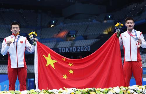 8月7日，中国选手曹缘（左）和杨健在颁奖仪式后。.jpg