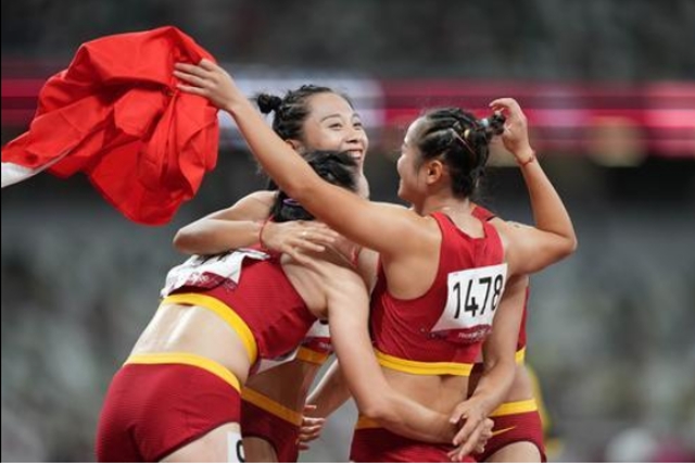 田径——中国队出战女子4x100米接力决赛。图自新华社.png