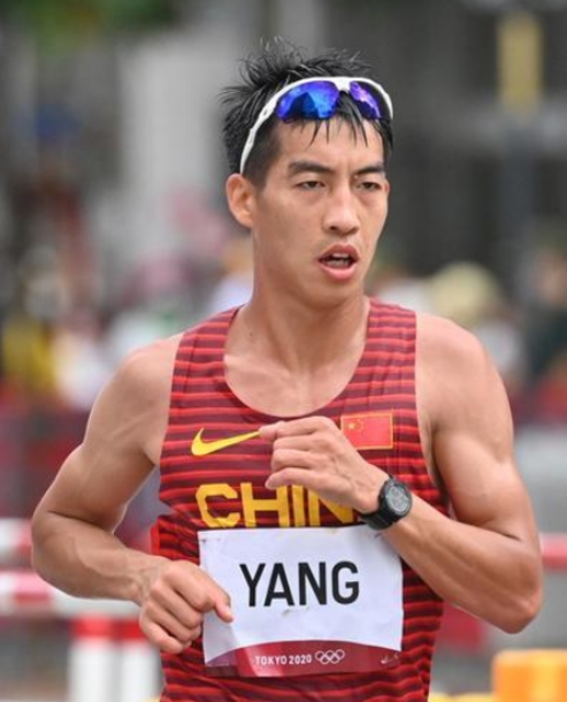 云南籍选手杨绍辉在田径男子马拉松比赛中。新华社记者 郭晨 摄.png
