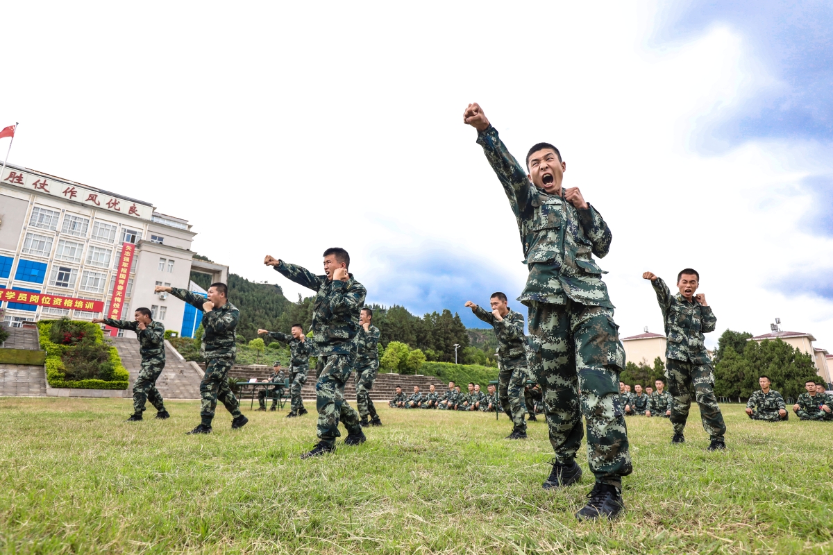 直击武警云南总队毕业学员会操现场