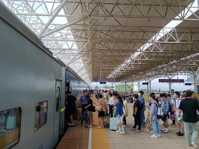 发送旅客1012.6万人次 云南铁路圆满完成暑运工作.jpg