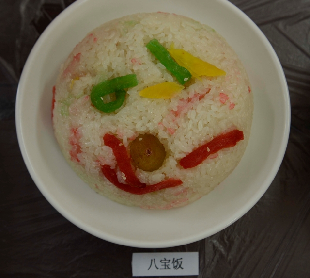 2015年2月4日。三合营社区举办第二届饮食文化节——追忆云南年菜，此图为：八宝饭.JPG