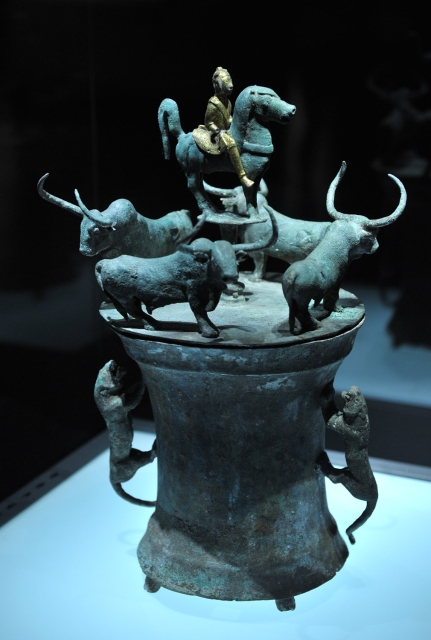 云南青铜时代的展览中的（四牛鎏金骑士贮贝器）