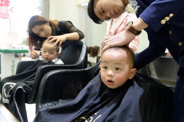 二月二龙抬头双胞胎前来剃头 本报记者 龙宇丹 摄