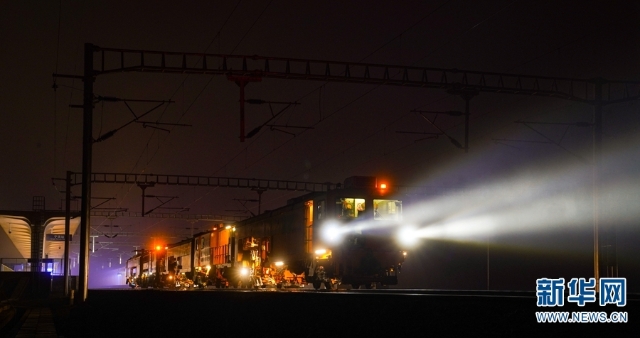 夜幕深沉，铁路职工驾驶大型捣固机，对轨道进行精调作业（摄于11月19日）。新华网发（杨林 摄）.jpg