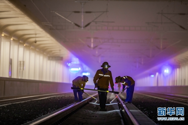 3名铁路职工正在进行精调作业（摄于11月19日）。新华网发（何俊云 摄）.jpg