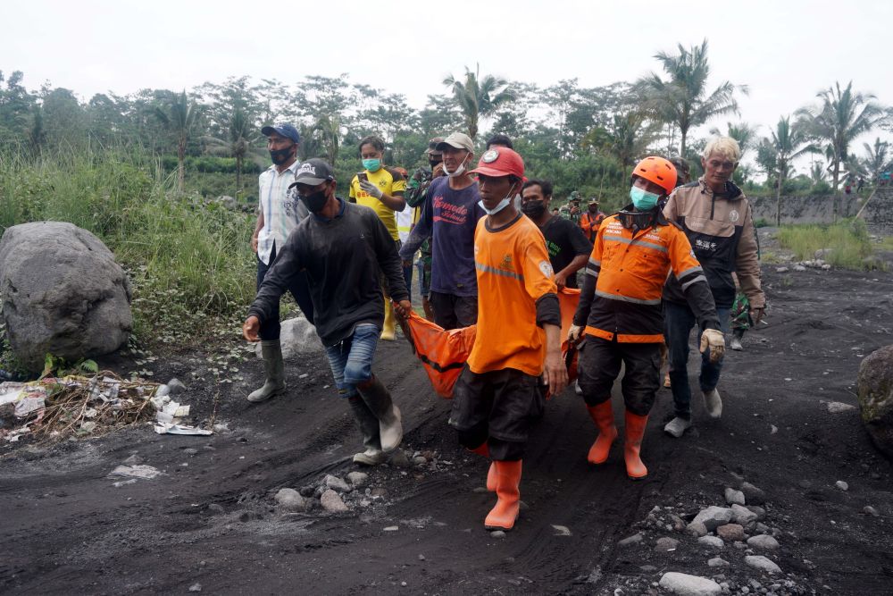 印尼塞梅鲁火山再次喷发，已致15人死亡