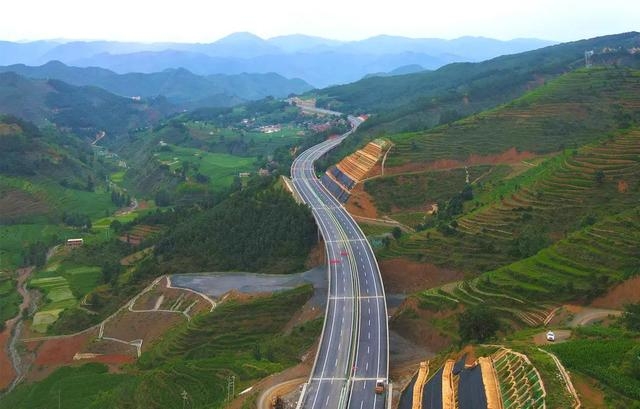 图片据中铁十八局10月1日,杨宣高速公路通车,该高速公路是云南省道网