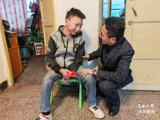 云南14岁男孩患先天性脑瘫，母亲打3份工，每天背着他上学 (15).jpg