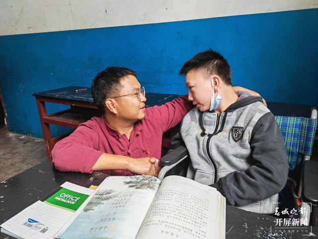 云南14岁男孩患先天性脑瘫，母亲打3份工，每天背着他上学 (14).jpg