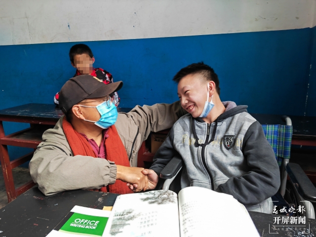 云南14岁男孩患先天性脑瘫，母亲打3份工，每天背着他上学 (13).jpg