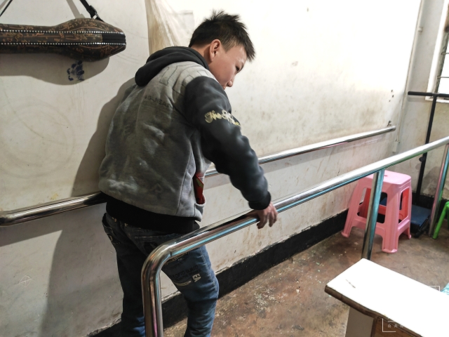 云南14岁男孩患先天性脑瘫，母亲打3份工，每天背着他上学 (8).jpg