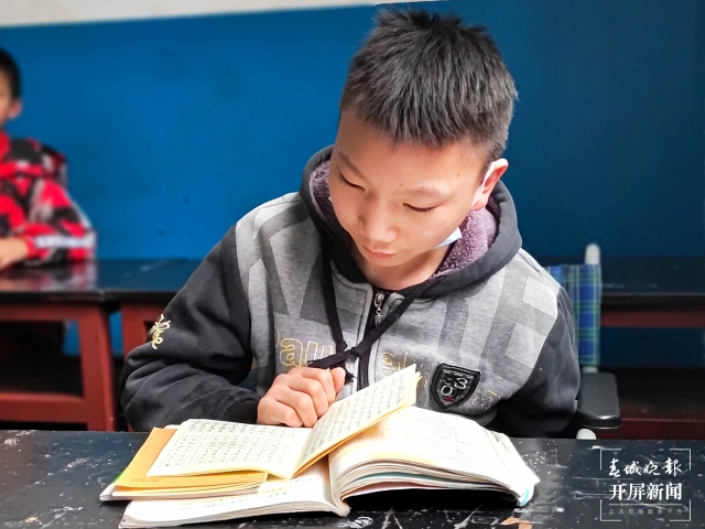 云南14岁男孩患先天性脑瘫，母亲打3份工，每天背着他上学 (4).jpg