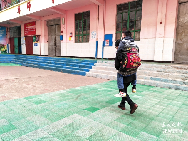 云南14岁男孩患先天性脑瘫，母亲打3份工，每天背着他上学 (2).jpg