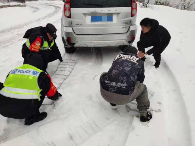 车辆被困雪地，怒江移民管理警察关键时刻显身手