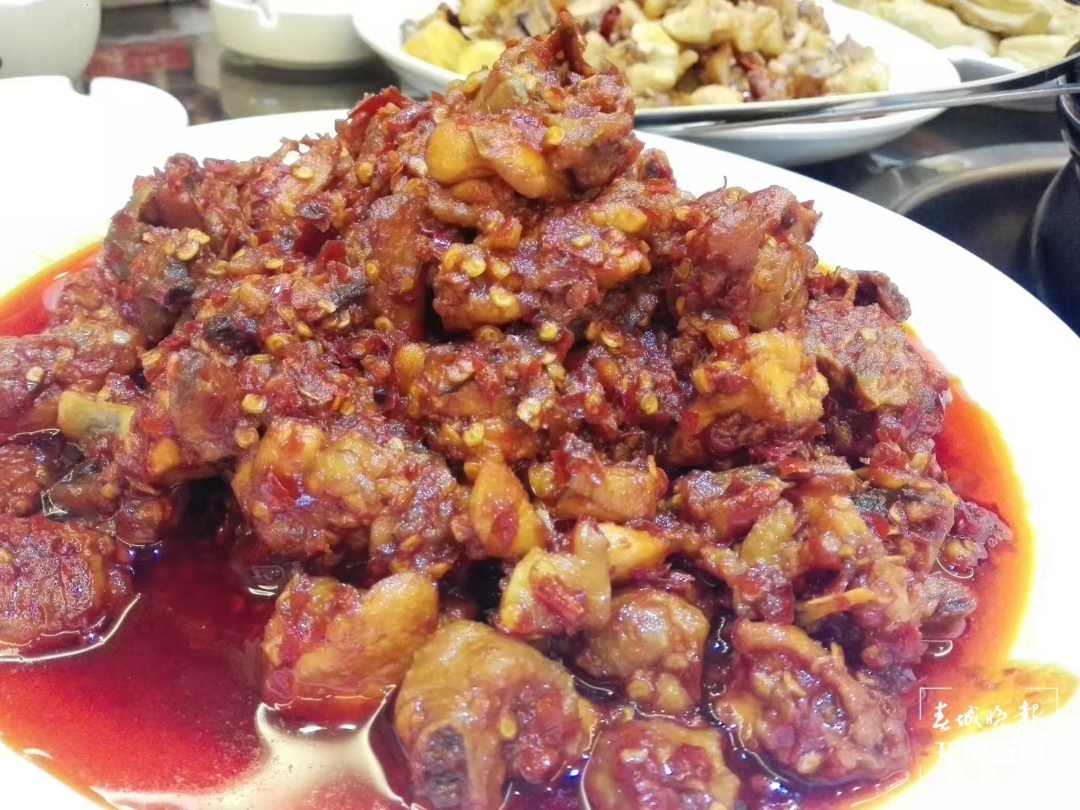 云南美食文化——曲靖地方传统四盘鸡，沾益辣子鸡成为了非遗美食