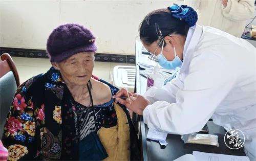 云南111岁老人接种新冠疫苗