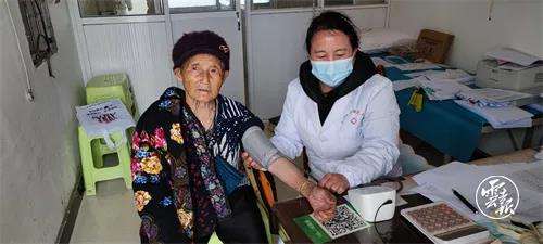 云南111岁老人接种新冠疫苗