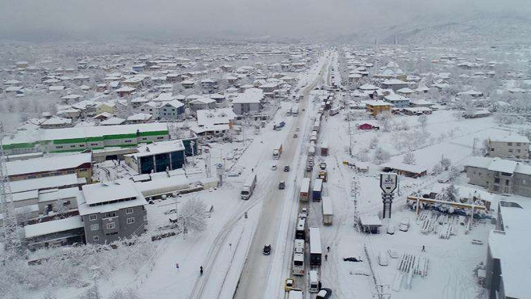 强降雪席卷土耳其全境，多地学校停课交通中断