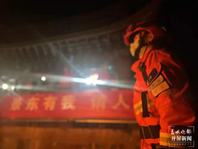 云南景东森林消防员在哨位上收到家书（开屏新闻记者 马艺宁 摄）