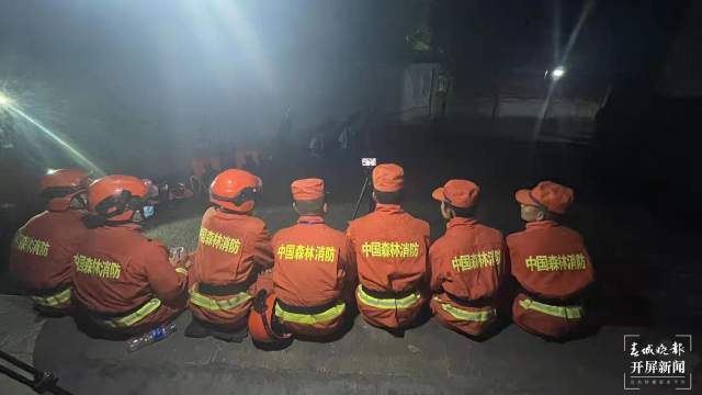 云南景东森林消防员在哨位上收到家书（开屏新闻记者 马艺宁 摄）