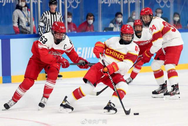 首场胜利！女子冰球小组赛中国队3比1战胜丹麦队