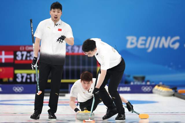 首胜！祝贺中国男子冰壶队（图据新华社）