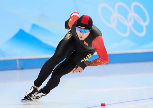 旗手高亭宇在北京冬奥会速度滑冰男子500米中夺冠 新华社记者 兰红光 摄