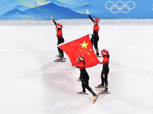 短道速滑——女子3000米接力决赛：中国队获得季军 2月13日，中国队选手在比赛后。 当日，在首都体育馆举行的北京2022年冬奥会短道速滑项目女子3000米接力决赛中，中国队获得季军。 新华社记者 徐子鉴 摄