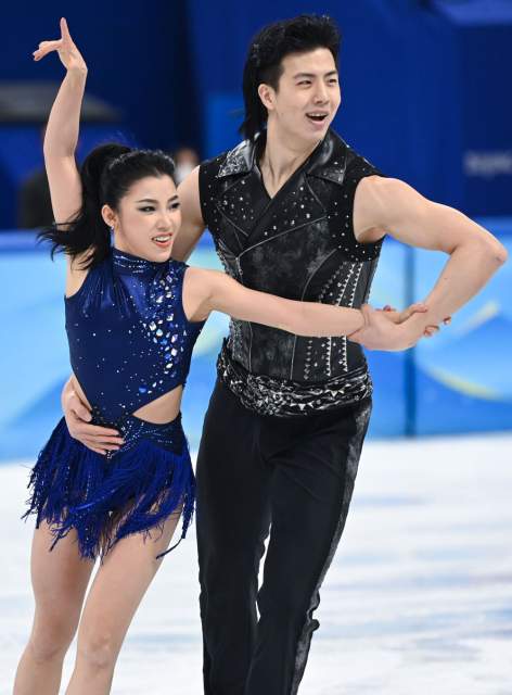 2月12日，中国选手王诗玥（左）/柳鑫宇在北京冬奥会花样滑冰项目冰上舞蹈韵律舞比赛中。新华社记者 马宁 摄