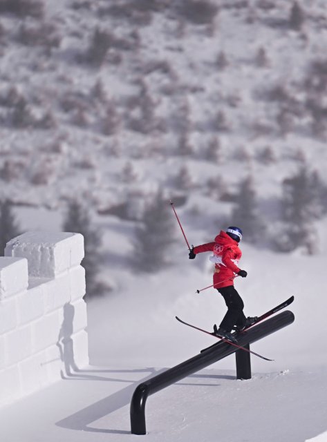 中国选手谷爱凌获得北京冬奥会自由式滑雪女子坡面障碍技巧银牌（图据新华社）