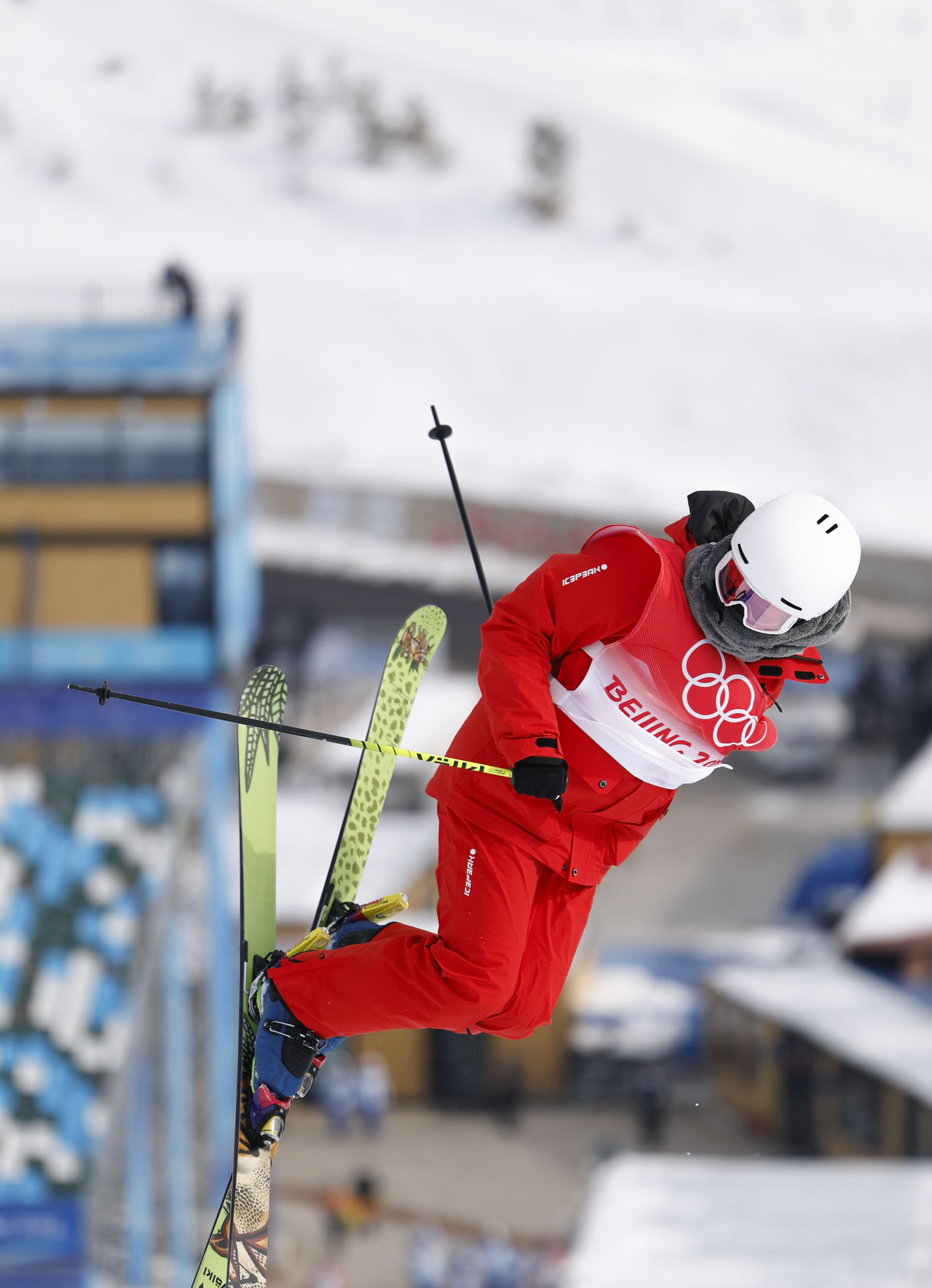 2月17日，中国选手李方慧在比赛中。 当日，北京2022年冬奥会自由式滑雪女子U型场地技巧资格赛在张家口云顶滑雪公园举行。 新华社记者 费茂华 摄