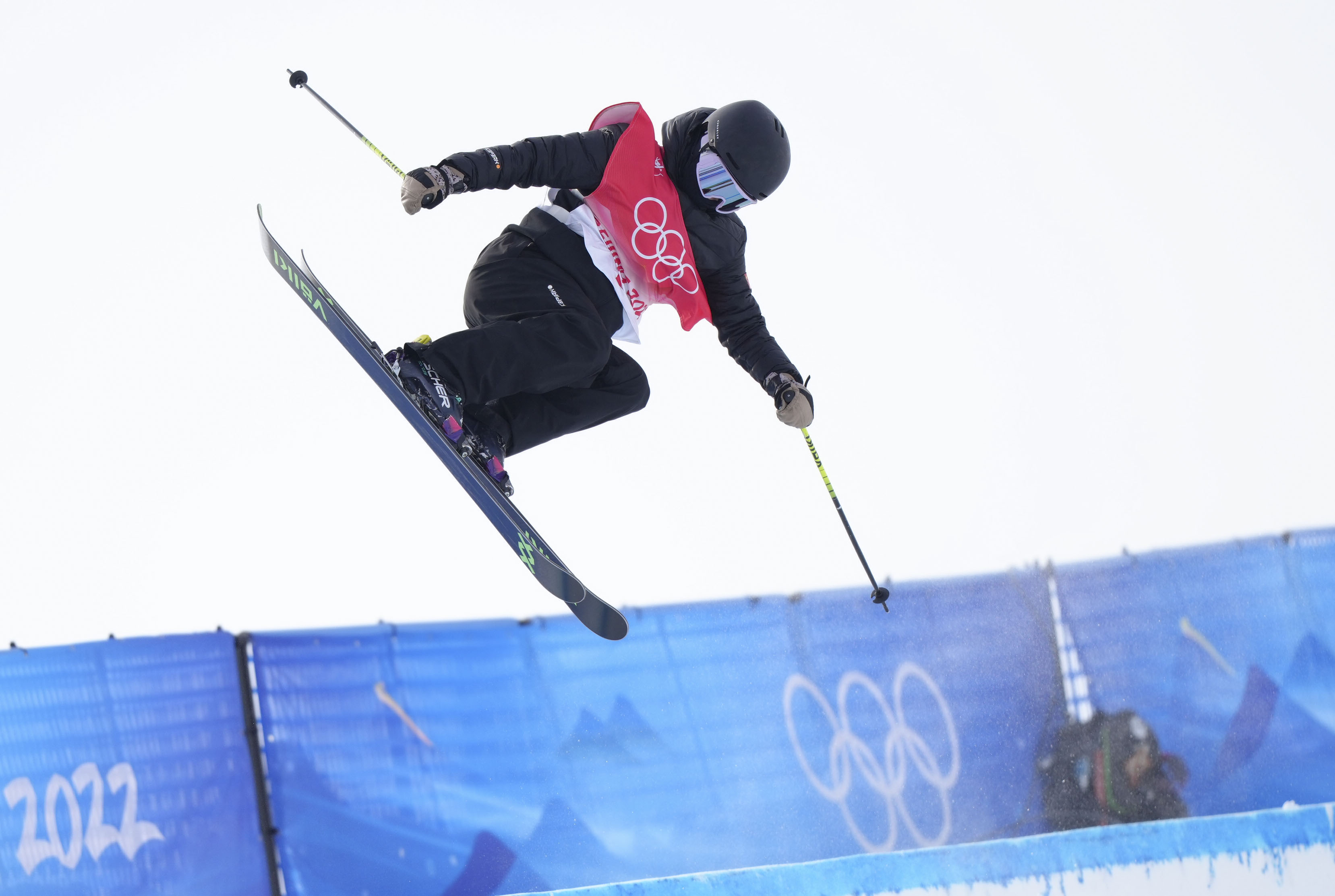 2月17日，中国选手张可欣在比赛中。 当日，北京2022年冬奥会自由式滑雪女子U型场地技巧资格赛在张家口云顶滑雪公园举行。 新华社记者 薛玉斌 摄