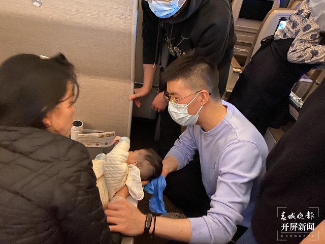 在飞往昆明的航班上，2个月大的婴儿突然呕吐，机组紧急迫降...