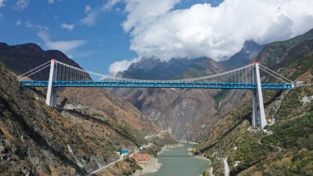世界首座大跨度铁路专用悬索桥丽香铁路金沙江大桥主体完工