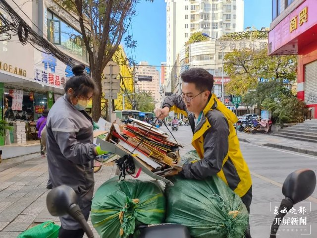 “聚焦基层劳动者之美”系列报道之三：走街串巷的废品回收人 夏体雷 摄
