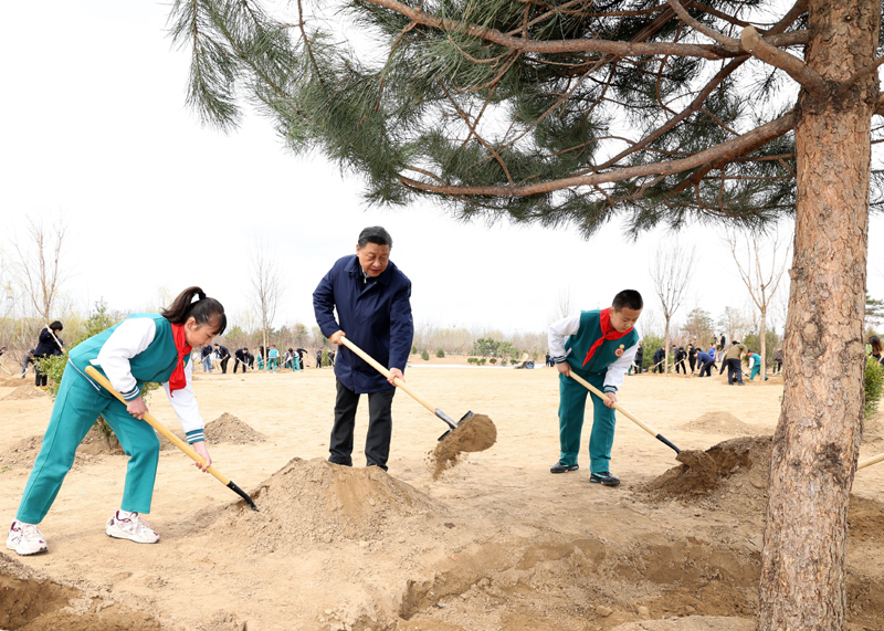 2022年3月30日，习近平来到北京市大兴区黄村镇参加首都义务植树活动。