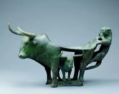 牛虎铜案（图自云南省博物馆）