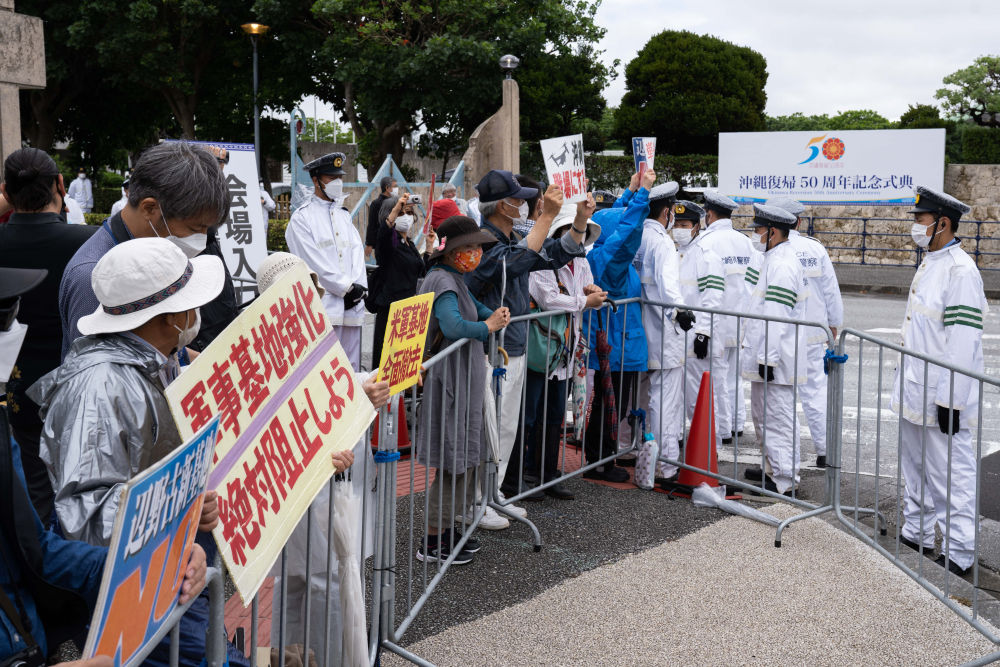 日本民众抗议美军基地是赶不走的梦魇