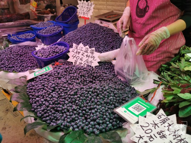蓝莓低至30元/公斤！昆明时令水果大量上市（开屏新闻记者 李赛 摄）