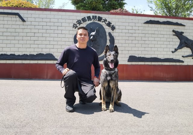 金牌警犬训导员和他的“公务汪”战友 (4-FZ100413961844.jpg