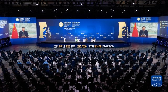 习近平出席第二十五届圣彼得堡国际经济论坛全会并致辞2.jpg