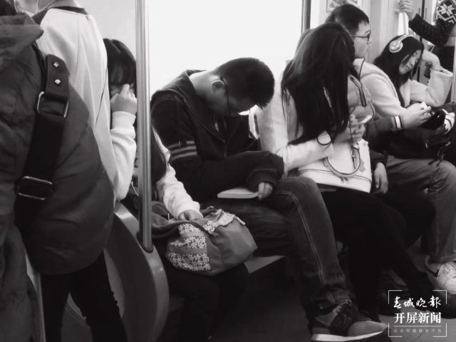 夏木木在地铁上拍摄的照片 摄于2016年 (4).jpg