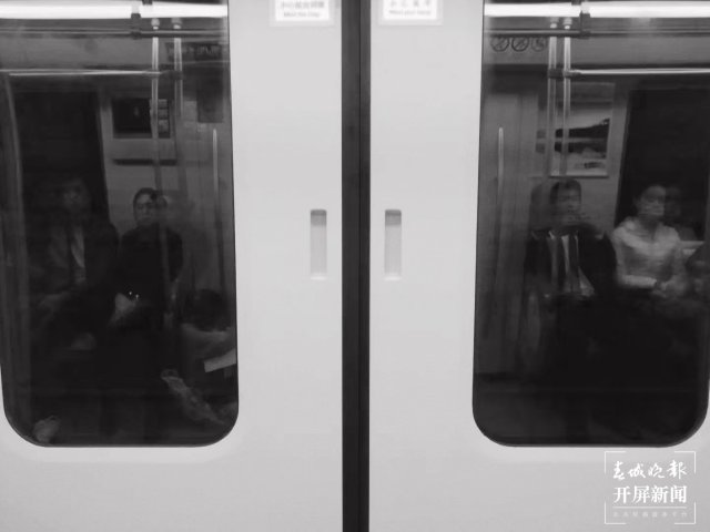 夏木木在地铁上拍摄的照片 摄于2016年 (9).jpg