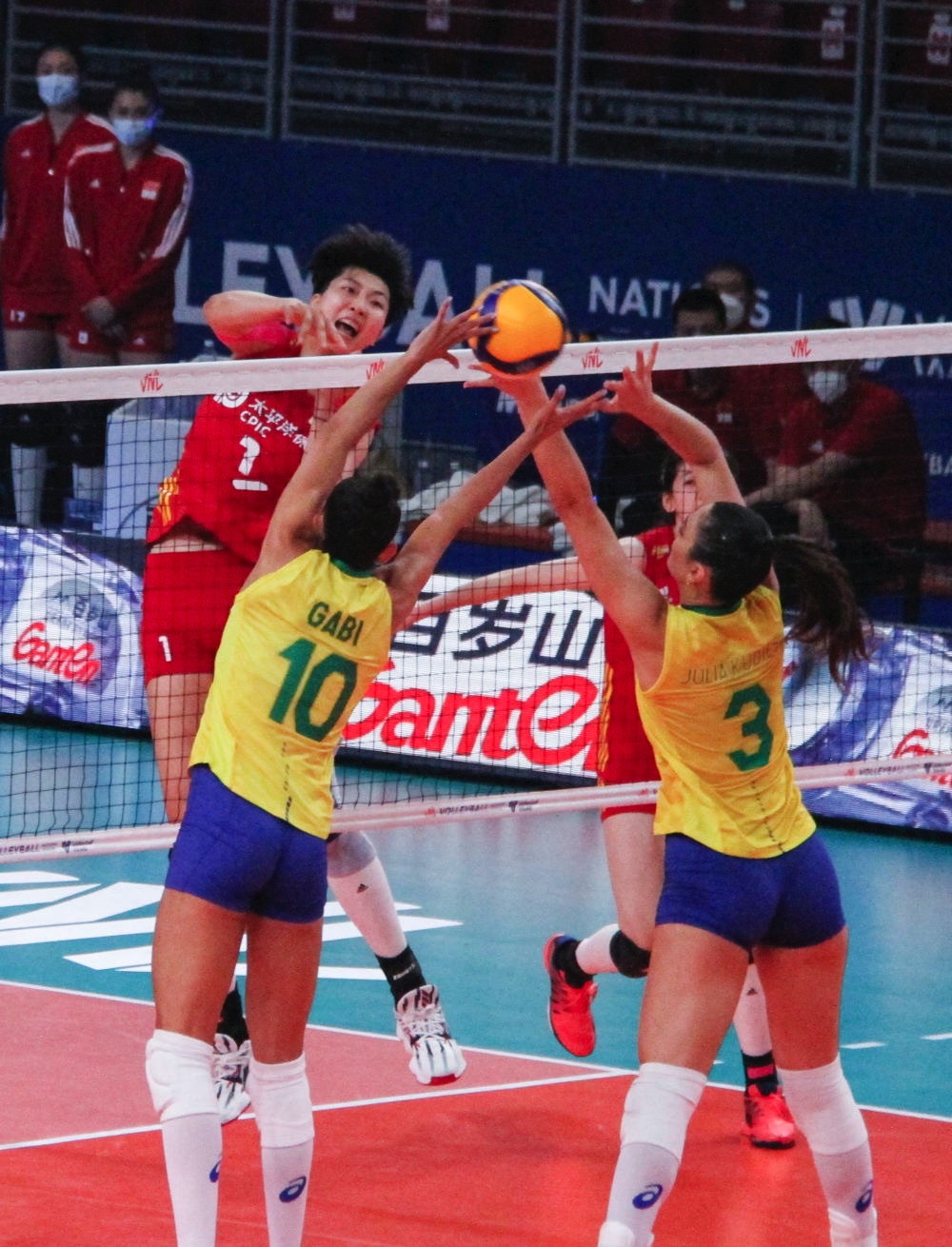世界女排联赛中国女排2-3不敌巴西队.jpg
