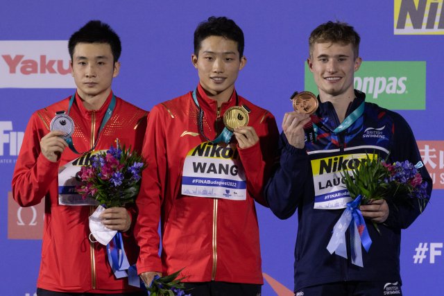 王宗源、曹缘包揽游泳世锦赛跳水男子三米板冠、亚军