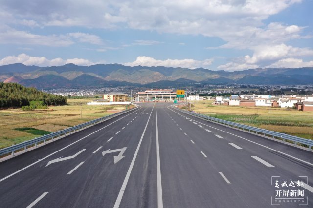 大理至南涧高速公路巍山至南涧段建成通车（王磊 摄）